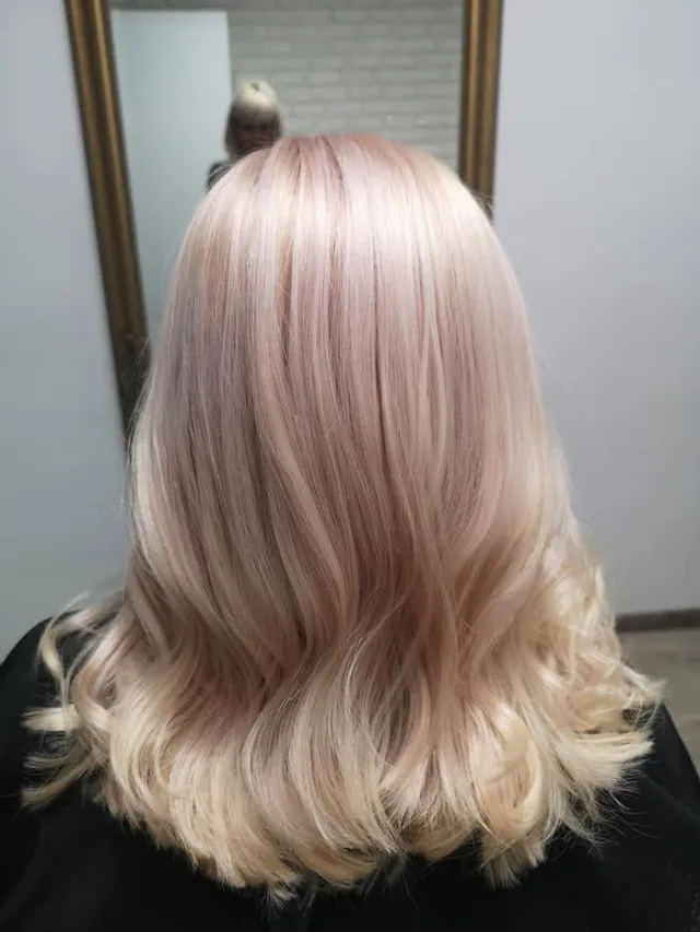 Coloare pastel roz cu vârfuri ondulate