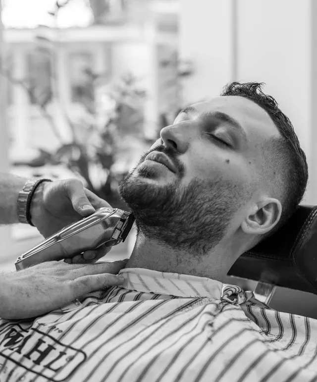 Ras clasic cu briciul în salon, cadru alb-negru