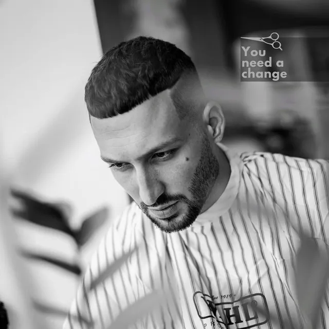 Tuns fade cu barbă, profil lateral
