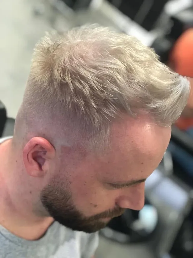 Fade lucrat în detaliu, vedere din spate, păr blond