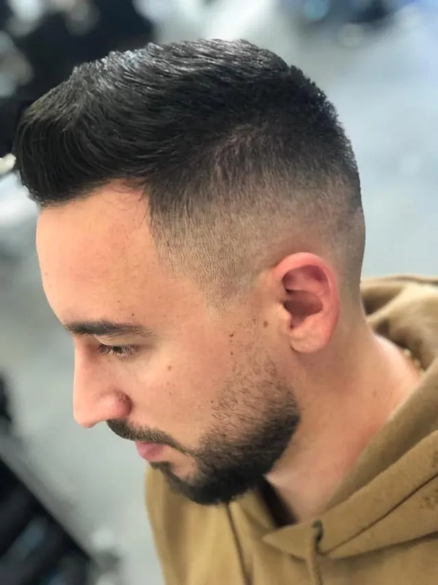 Tuns fade cu barbă conturată, profil