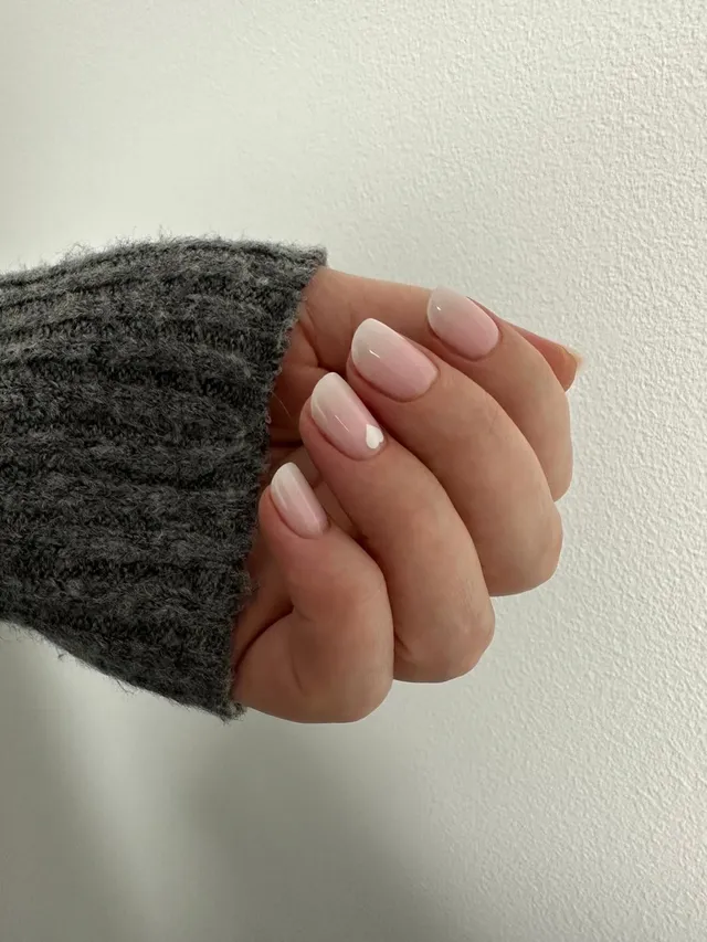 Manichiură baby boomer, ombre delicat roz spre alb, formă ovală