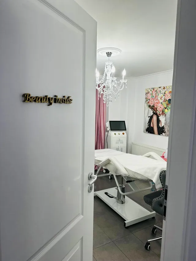 Cabinetul de cosmetică din salonul Yellow Beauty Lab
